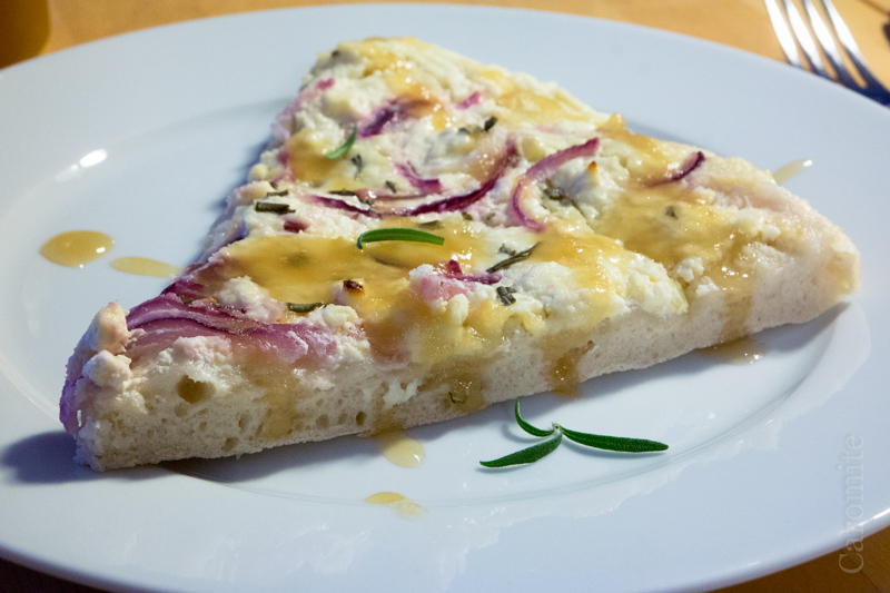 Flammkuchen mit Rosmarin und Honig