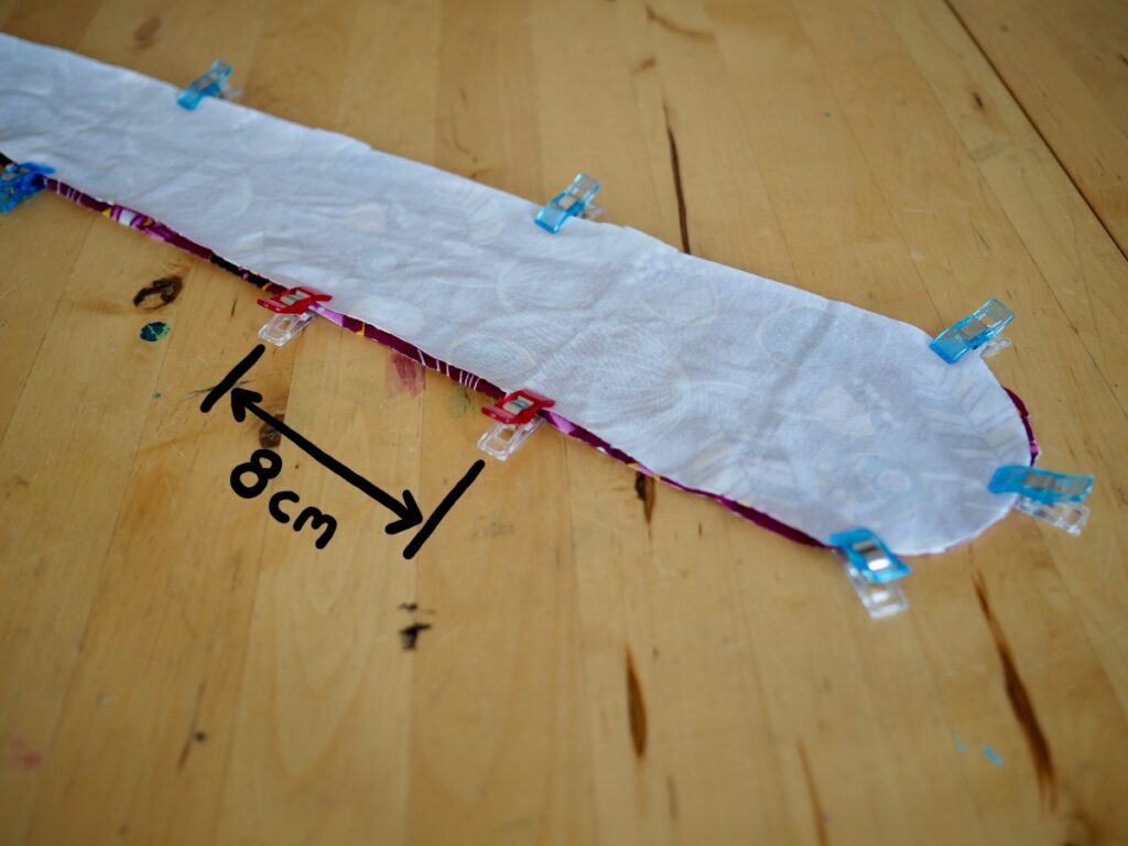 Zwei Schnittteile für die Poi sind mit Klammern links auf links aneinander geheftet. Eine 8 cm lange Öffnung ist markiert.