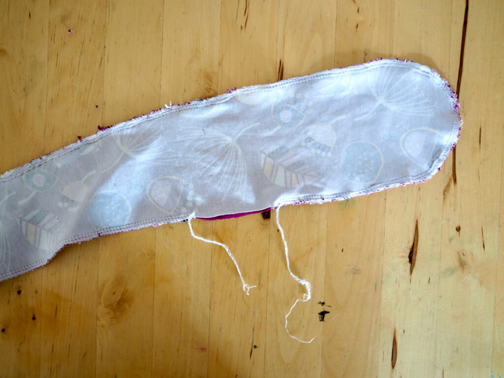 zwei Schnitteile für die Poi sind links auf links zusammengenäht, dabei wurde eine 8 cm lange Öffnung gelassen.